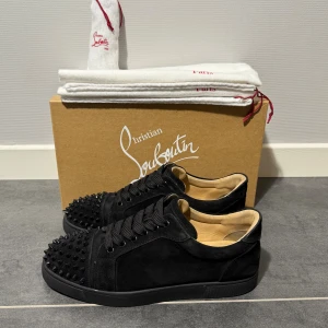 Christian Louboutin  - Christian Louboutin svart, storlek 40,5 passar 41,5, skick 9/10, box dustbag samt extra snören medföljer vid köp, vid funderingar hör av er.