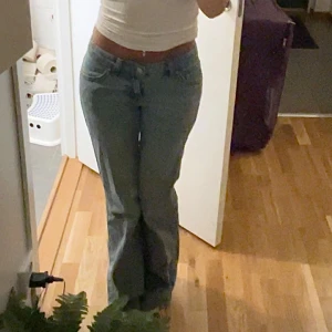 Y2k jeans  - JÄTTE snygga low waist jeans ifrån Gina<3 Använt sparsamt och inga defekter alls😇 Slutsåld på hemsidan  (skriv för mer bilder)