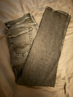 Grå jeans från Replay - Feta replay jeans med fade här och där snygg färg passar till mycket om frågor tveka inte skriv😉 med lite slitet under skrevet