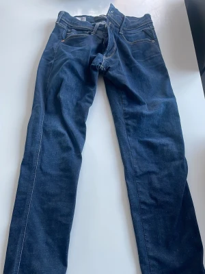 Replay Anbass mörkblå jeans  - Jeans från replay original pris 1799kr. De är i mycket fint skick och inga defekter, nästan nya