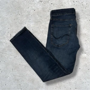Jack&Jones jeans Slim/Glenn - Blå Jack&Jones jeans i den populära modellen Slim/Glenn. Jeansen kommer i stl W32 L30 och är i mycket bra skick, lite slitage vid skrevet (bild 5) men inget man ser vid användning. Hör av er vid frågor, pris kan diskuteras vid snabb affär!