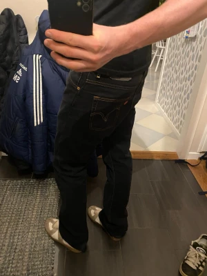 Archive levis 507 - Säljer ett par riktigt schyssta levis 507 som är svåra att få tag på. Jag är 180 o Storlek är 31/34. Modellen är lite vidare och lägger sig najs över skorna. Svart/mörkblå färg. Även lite heelbite, kolla bild 3.
