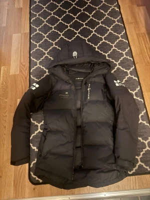  Sail racing svart  - Helt ny  jacka ingen användning av den. Köpt för 3789. Säljer 1800 inga hål inget.