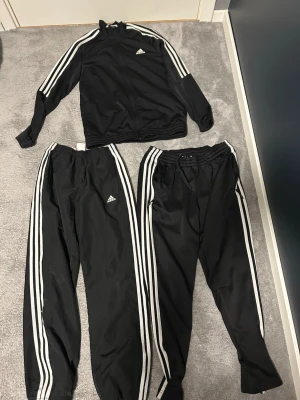 3 för 99kr - 2 adidas byxor och 1 adidas jacka, allt för 99kr - jacka st: Us L, byxa till vänster st M, byxa till höger st S
