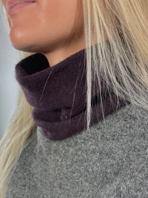 Lila kashmir buff - 003, lila buff. 100% återvunnen kashmir i riktigt fint skick!🐐erbjuder upphämtning i Västerås och Sala!