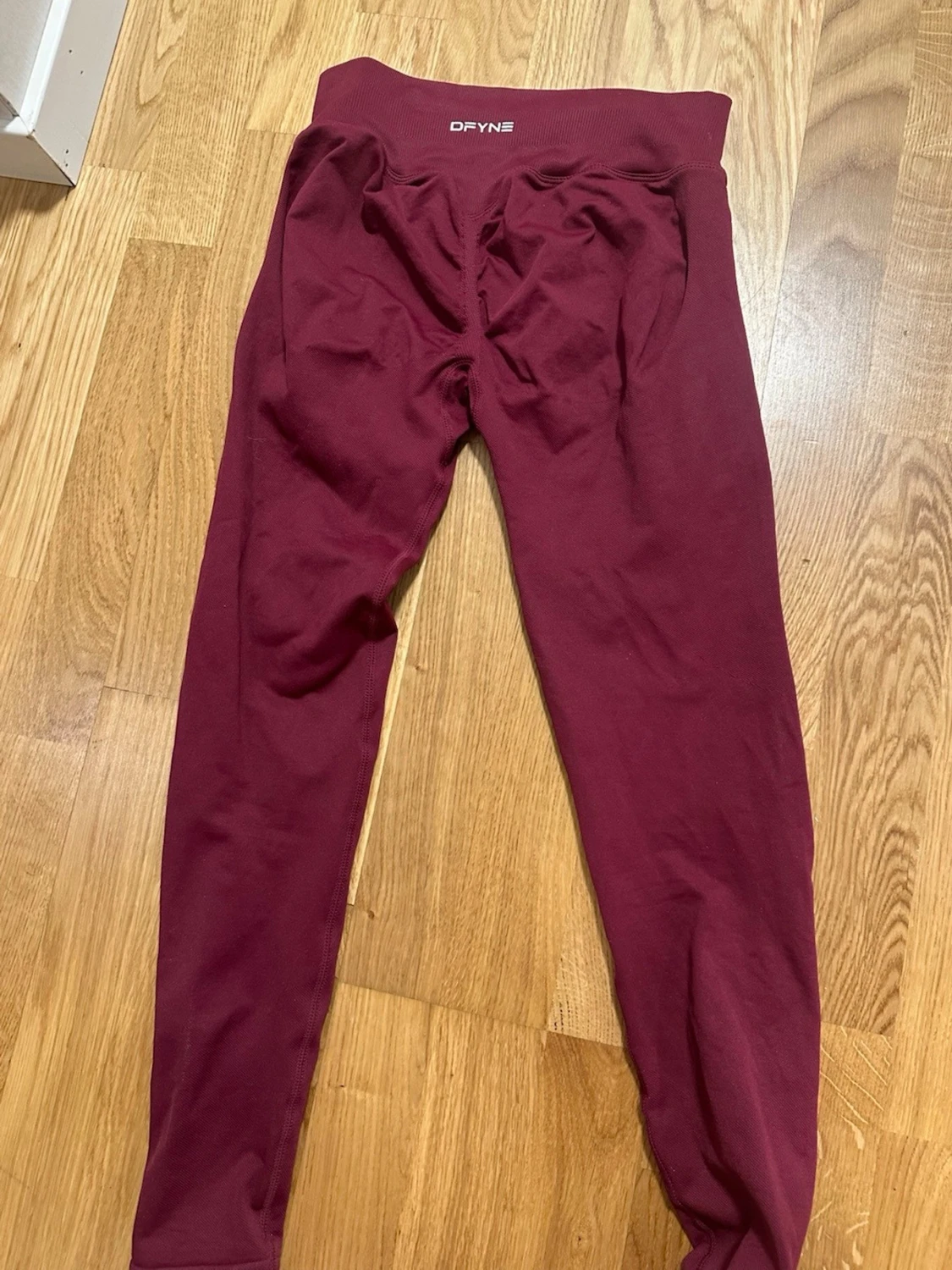 Vinröda leggings från DFYNE - 1