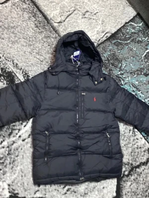 Svart pufferjacka från Polo Ralph Lauren - Svart pufferjacka från Ralph lauren priset kan diskuteras .