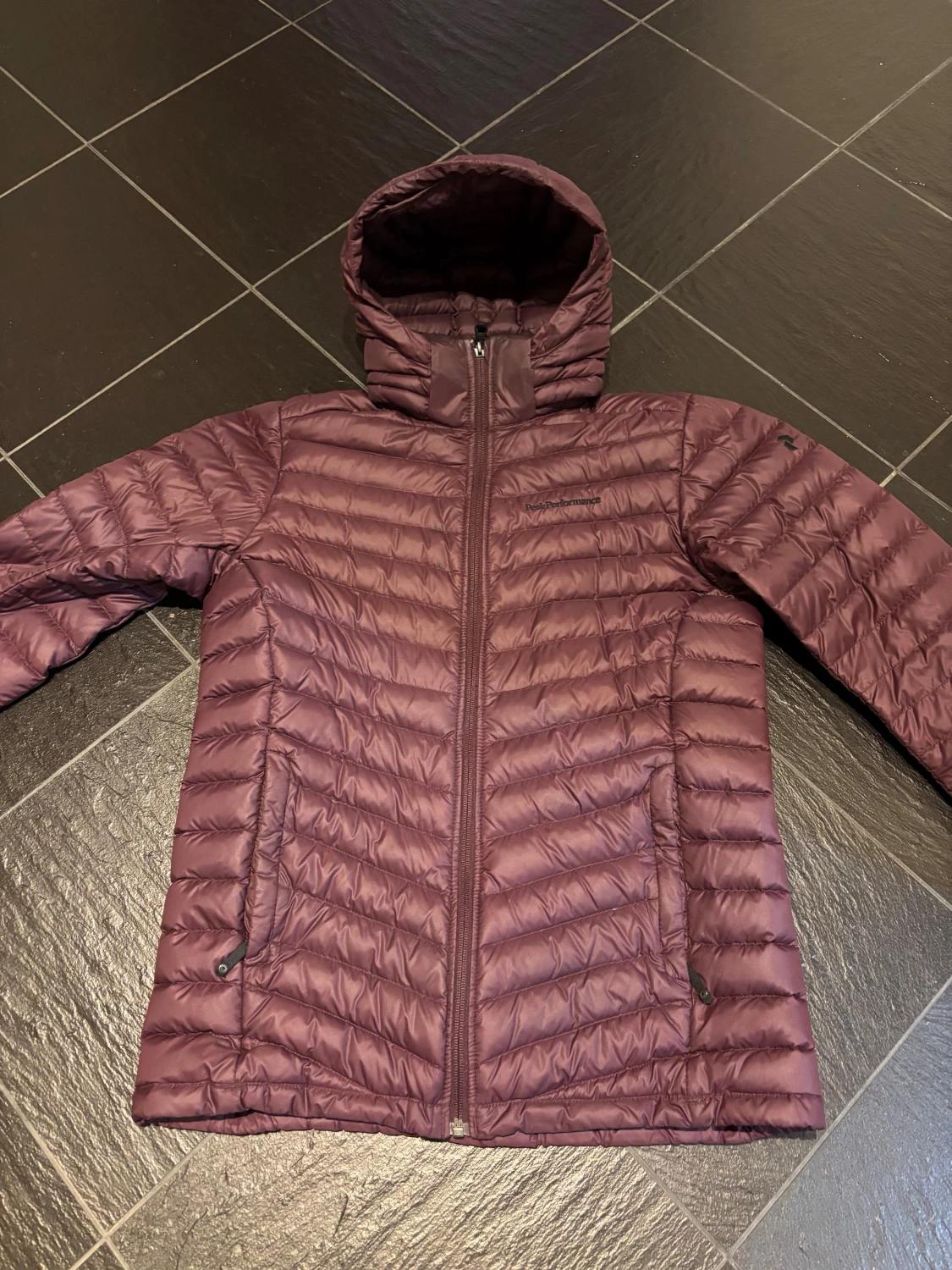 Mörklila dunjacka Peak Performance