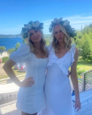 Vit kort klänning med puffärm - Superfin vit kort klänning med puffärmar och fyrkantig urringning. Snygga snörningsdetaljer i ryggen och lätt A-linjeformad passform. Perfekt för sommarens alla tillfällen och midsommarfirande. Gjord i ett svalt linnematerial som känns luftigt och fräscht.