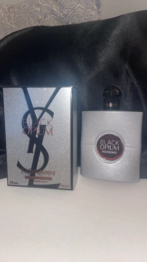 YSL Black Opium Glitter EdP 90ml - Black Opium Glitter EdP från YSL, 90 ml. Endast öppnad för att testa lukten, luktade supergott men inte riktigt min doft, köpt för 2000 innan rean. En ikonisk parfym med glittrande design, perfekt för dig som vill sticka ut. Ingredienser: alkohol, aqua, parfum, linalool, limonene, citral m.fl. Tillverkad i Frankrike.💞