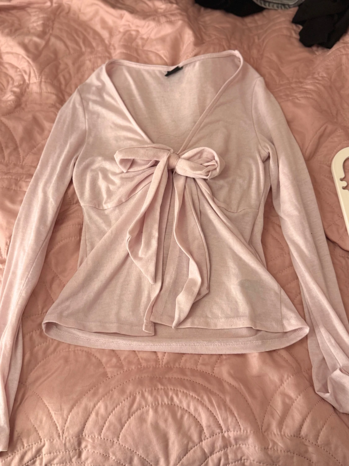 Ljusrosa topp med rosett