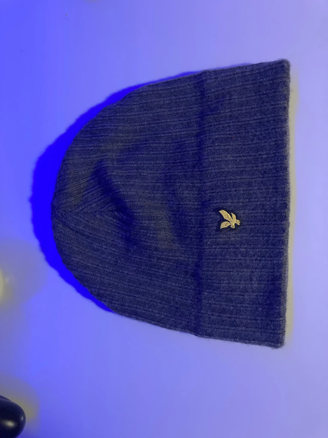 Mörkgrå ribbad mössa från Lyle & Scott
