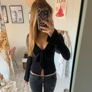 Svart omlottopp med rosett Gina Tricot - Svart långärmad omlottopp från Gina Tricot. Storlek xxs. 💕