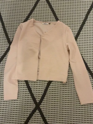 Ljusrosa cardigan jacka från ONLY - Säljer en ljusrosa cardigan jacka från ONLY i storlek S. Jackan är croppad med långärmad design och har ett ribbat tyg💓 