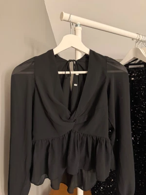 Svart topp - Säljer en svart topp i storlek xs, det finns ingen lapp pp storleken tyvärr! Tröjan används inte längre men har inga skador och är super fin🤍