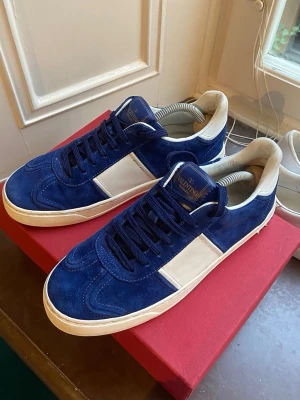 Valentino Flycrew Royal Blue  - Säljer dessa valentino flycrew skorna i färgen royal blue. Skorna är helt nya  med alla nitar och allt ingår | låda dustbag, snören. Skriv vid intresse eller för mer bilder🙌
