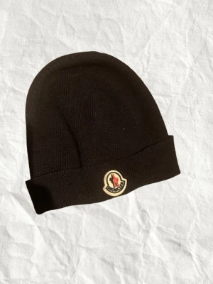Moncler mössa  - Moncler mössa i mycket fint skick, perfekt nu inför vintern! Hör av er vid minsta fundering!