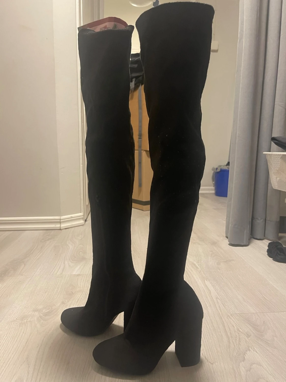 Svarta overknee boots med klack
