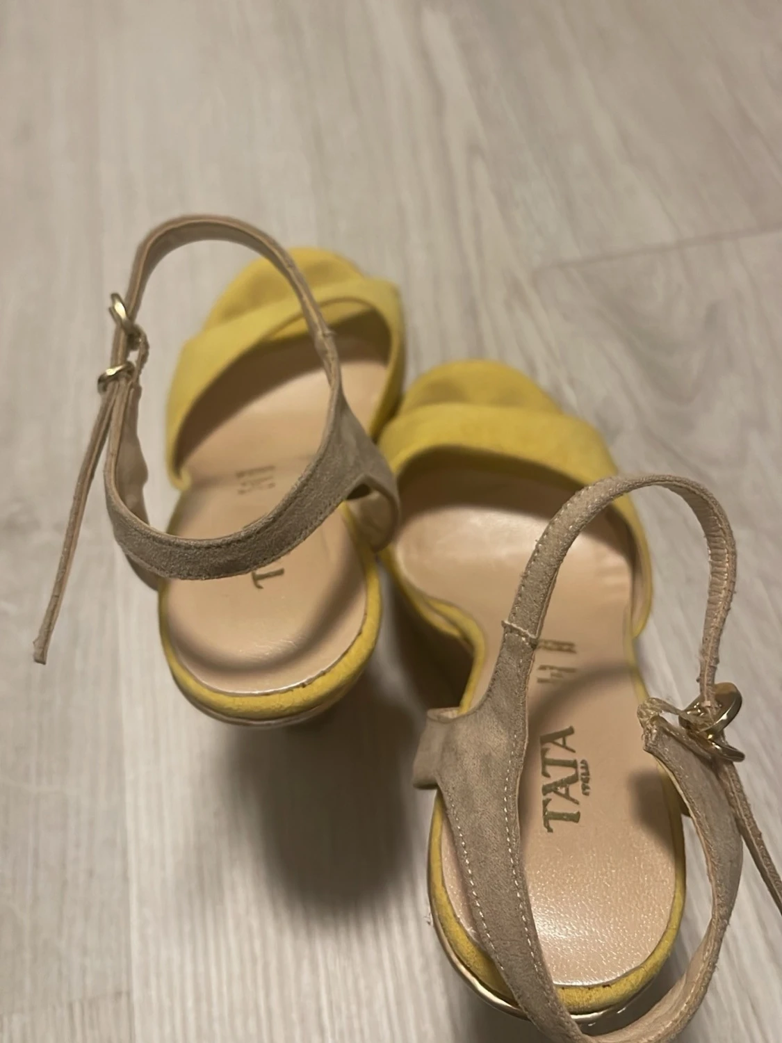 Guldiga platåsandaler med gul mocka - 4