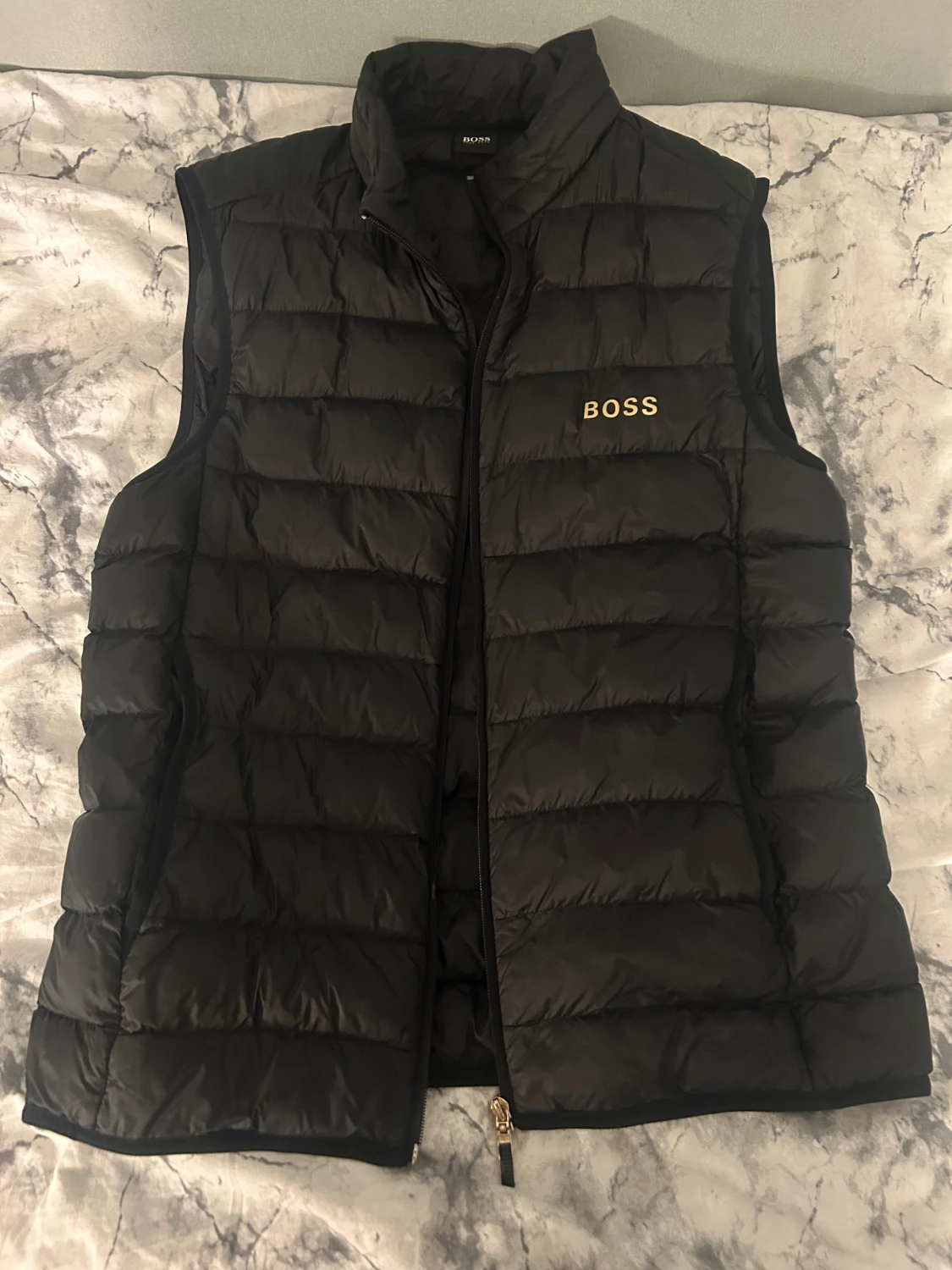 Svart dunväst från  HUGO BOSS