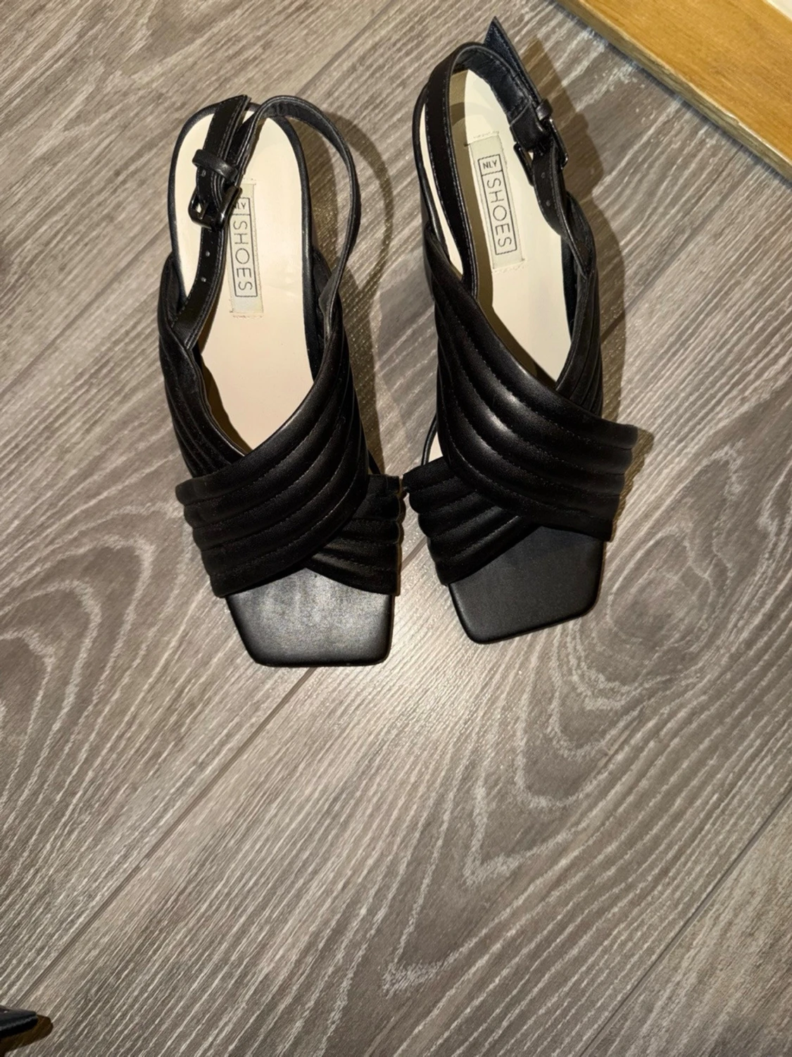 Svarta sandaler med klack från NLY Shoes