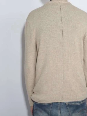 Beige stickad tröja med rund hals - Säljer en enkel och stilren beige stickad tröja med rund hals. Tröjan har långärmade och en rak passform som är normal. Perfekt att matcha med jeans för en chill look. Materialet är mjukt och skönt stickat.