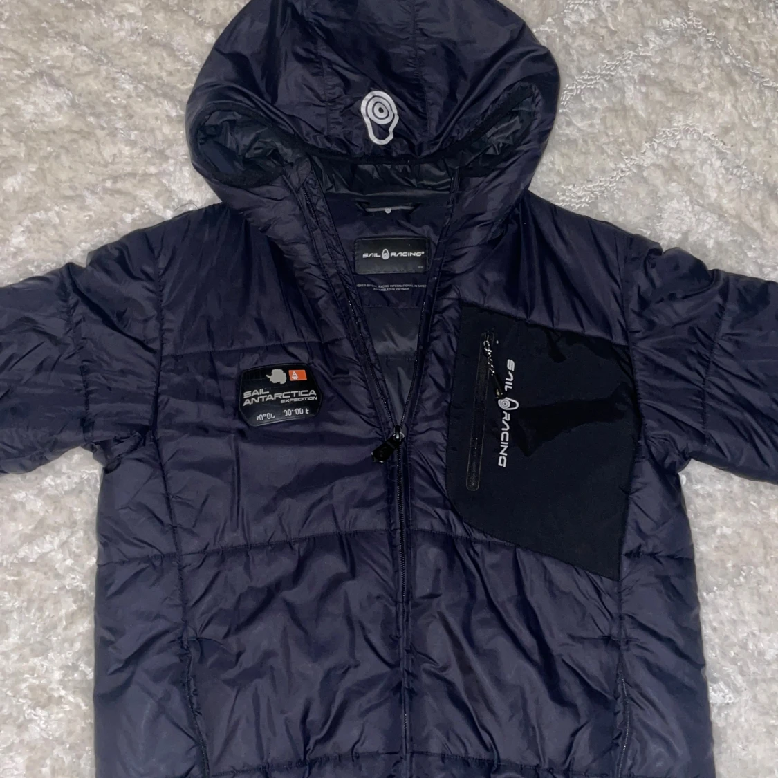 Svart/mörkblå pufferjacka från Sail Racing