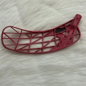 Brun, lila, blå och röd innebandyblad - Säljer fyra innebandyblad i olika färger: brun, lila, ljusblå och röd. Bladen har en modern, öppen design med rutmönster och är tillverkade i slitstark syntetplast. Perfekt för dig som vill ha en personlig stil på planen. Alla utom det bruna bladet har en kolfiberplatta.                                  OBS!!! RIGHTAR BLAD 50krst