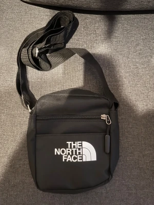  The North Face väska  - Säljer nu min the north face väska. Den är knappast använd och kommer i ny skick🙂