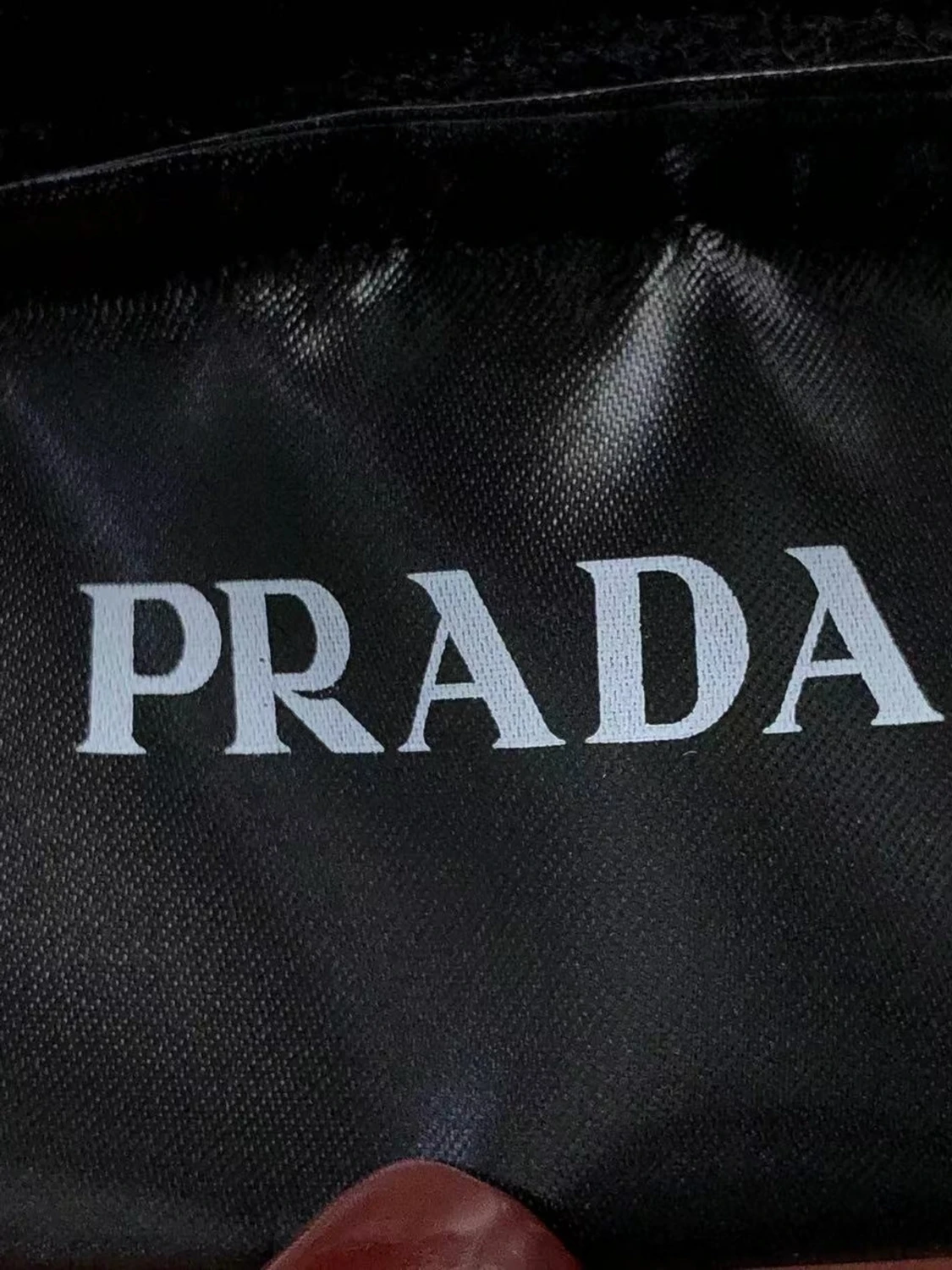 Svart ribbad mössa från Prada - 2