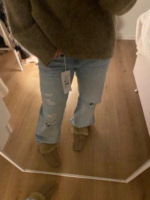 Lågmidjade baggy jeans - Intressekoll på dessa jeans ifrån Gina tricot. Slutsålt överallt. Skriv vid intresse❣️strl 164