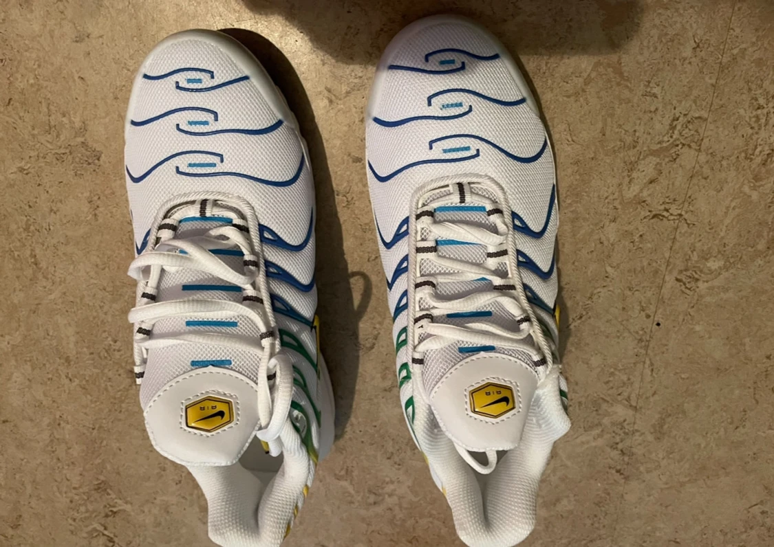 Nike Air Max Plus vita med färgdetaljer