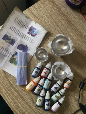 DIY badbomb-kit  - Säljer ett komplett DIY badbomb-kit från Limino med 12 färgglada flaskor färg, metallformar i olika storlekar och instruktioner. Perfekt för dig som vill skapa egna badbomber hemma. Färgerna inkluderar t.ex. blå, röd, orange, grön och lila. Allt kommer i originalkartong och är aldrig använt! Perfekt som julklapp!🫶🏼