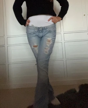 slitna jeans  - säljer dessa slitna jeans som jag sytt ut midjan på och har klippt en slits där nere💘dom är skit snygga💘 midjemått: 39cm 