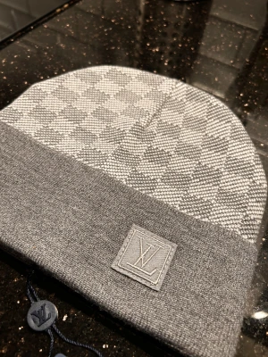 Grå rutig mössa  - Mössa ni vet varför den är så billig 