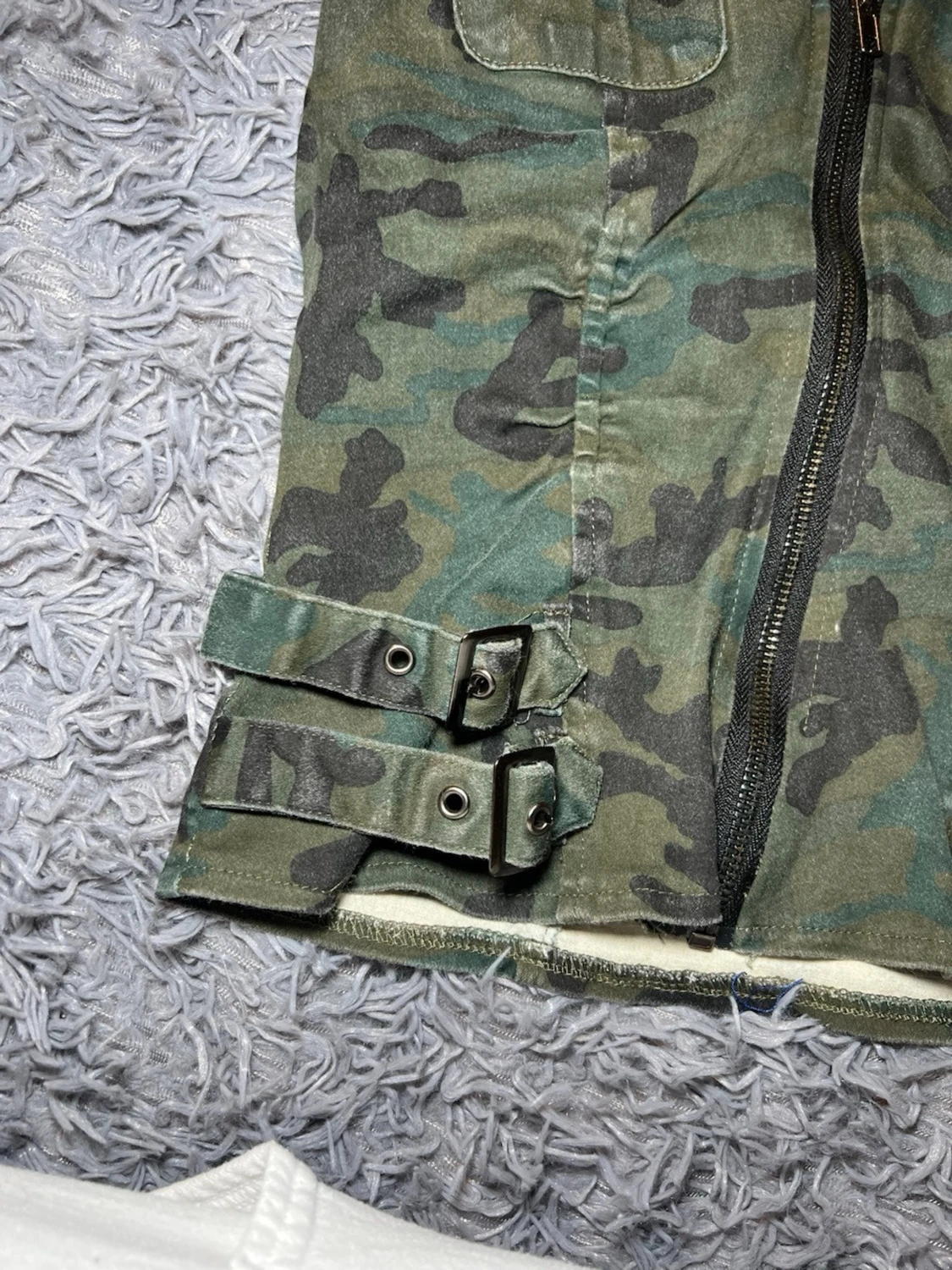 Camouflagetopp med dragkedja och bälten - 2