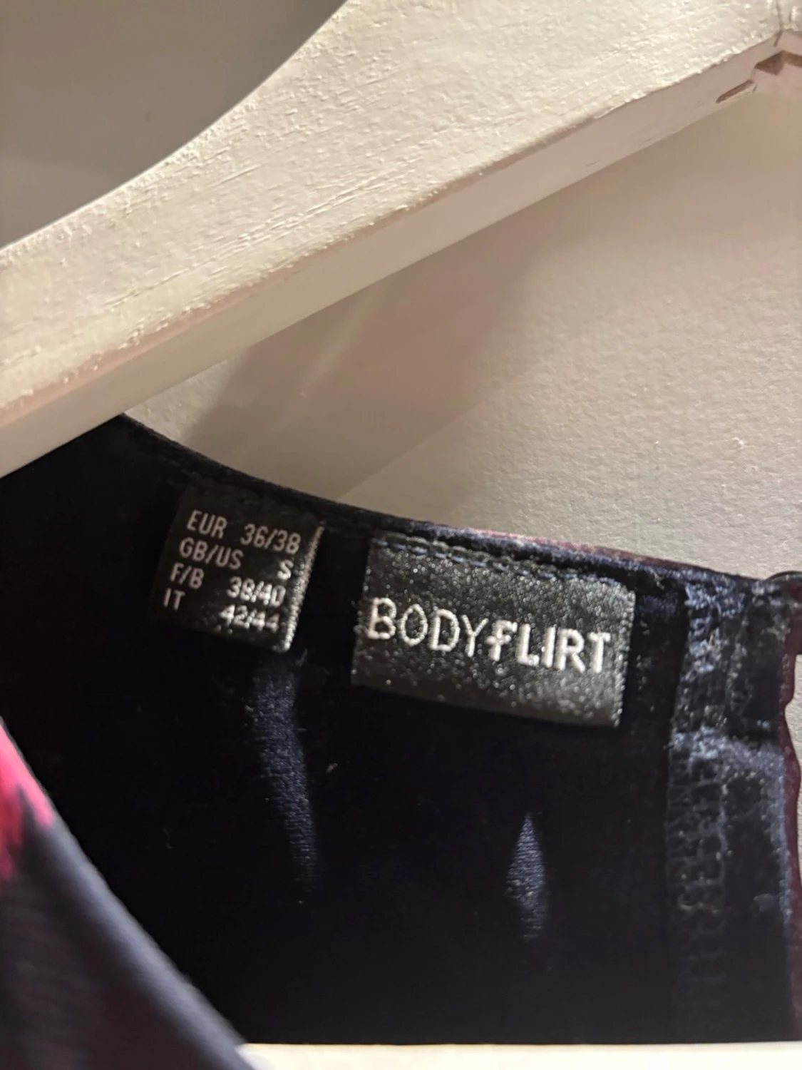 Svart blommig klänning Bodyflirt S - 1
