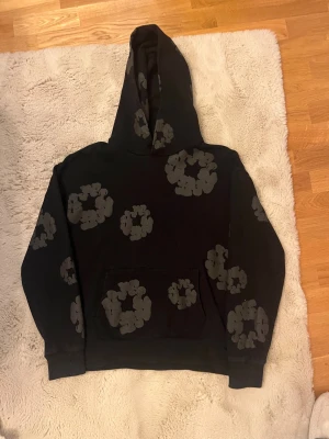 Denim tears  - Säljer en denim tears hoodie i storlek S, knappt använd och bra kvalitet.
