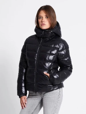 Svart glansig pufferjacka med huva - Säljer en svart glansig pufferjacka med huva och dragkedja framtill från lager 157. Jackan har en quiltad design och är långärmad med elastiska muddar vid ärmslut. Perfekt för kalla dagar och har en modern, oversized passform.