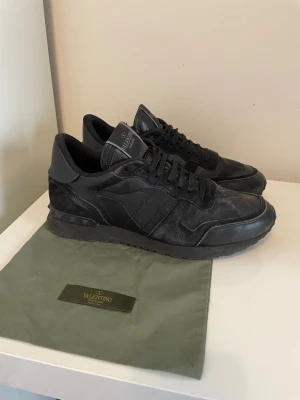 Valentino Rockrunner skor  - Säljer nu dessa Valentino rockrunner skor, skriv för fler bilder/frågor🙌🏼