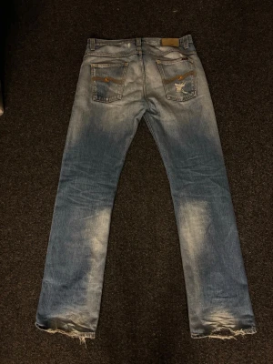 Nudie jeans  - Säljer dessa nudie jeans. Modell straight sven(säljs ej längre). Jeansen har sjuka slitningar och en defekt som man ser på bild 1 och 5. Skriv vid fler frågor och funderingar!