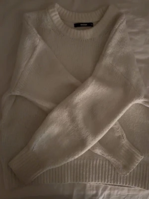 Vit stickad tröja  -  säljer då den inte kommer till användning 💕💕