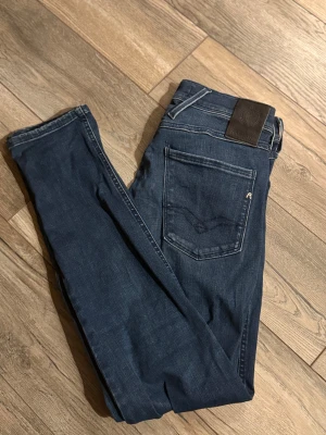 Replay Hyperflex Anbass  - Tja säljer nu dessa riktigt snygga replay anbass hyperflex jeansen i storlek W29 L30. Ny pris är 1500kr. Skicket är 9/10 och om du har några funderingar är det bara att höra av sig.