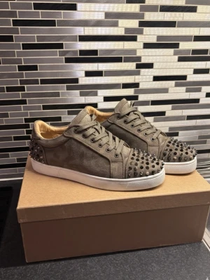 Bruna Christian Louboutin sneakers med nitar - Säljer dessa riktigt feta loubs med både nitar på tån och hälen. Modellen är Seavaste 2 Orlato Flat med suede. Knappt använda, väldigt sällsynta. Storlek 42,5. Allt og finns! Pris ej hugget i sten, skicka ett meddelande vid frågor eller funderingar😇