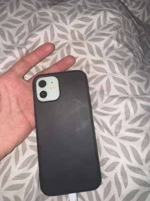 iPhone 12 - Snygg iPhone 12 i grönt med dubbla kameror som ja knappt använt på 2-3 år pga att ja köpte ny telefon. Mobilen har bara nå mindre repor och en spricka i hörnet på skärmen, men annars är den helt perfekt med 79(%) batterihälsa.. Levereras med svart skal. Om den ska levereras så står köparen för frakten:)  (Pris kan diskuteras) Perfekt för dig som vill ha en pålitlig iPhone till ett bra pris.
