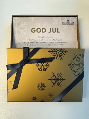 Presentkort Presentbolaget  - Ett presentkort från Presentbolaget, självklart oanvänt. Deadline för att välja gåva är den 31/12-2026. Alltså om ca 1 år. Många roliga alternativ att välja på, vissa av dem ser ni på bilderna i annonsen. Exempel: massage, ansiktsbehandling, lash lift, köksknivar, redskap till hemmet.  Man loggar in med ett personligt användarnamn och lösenord på deras hemsida, denna information står på kortet. Sedan väljer man den produkt man önskar. Den perfekta julklappen! ❤️
