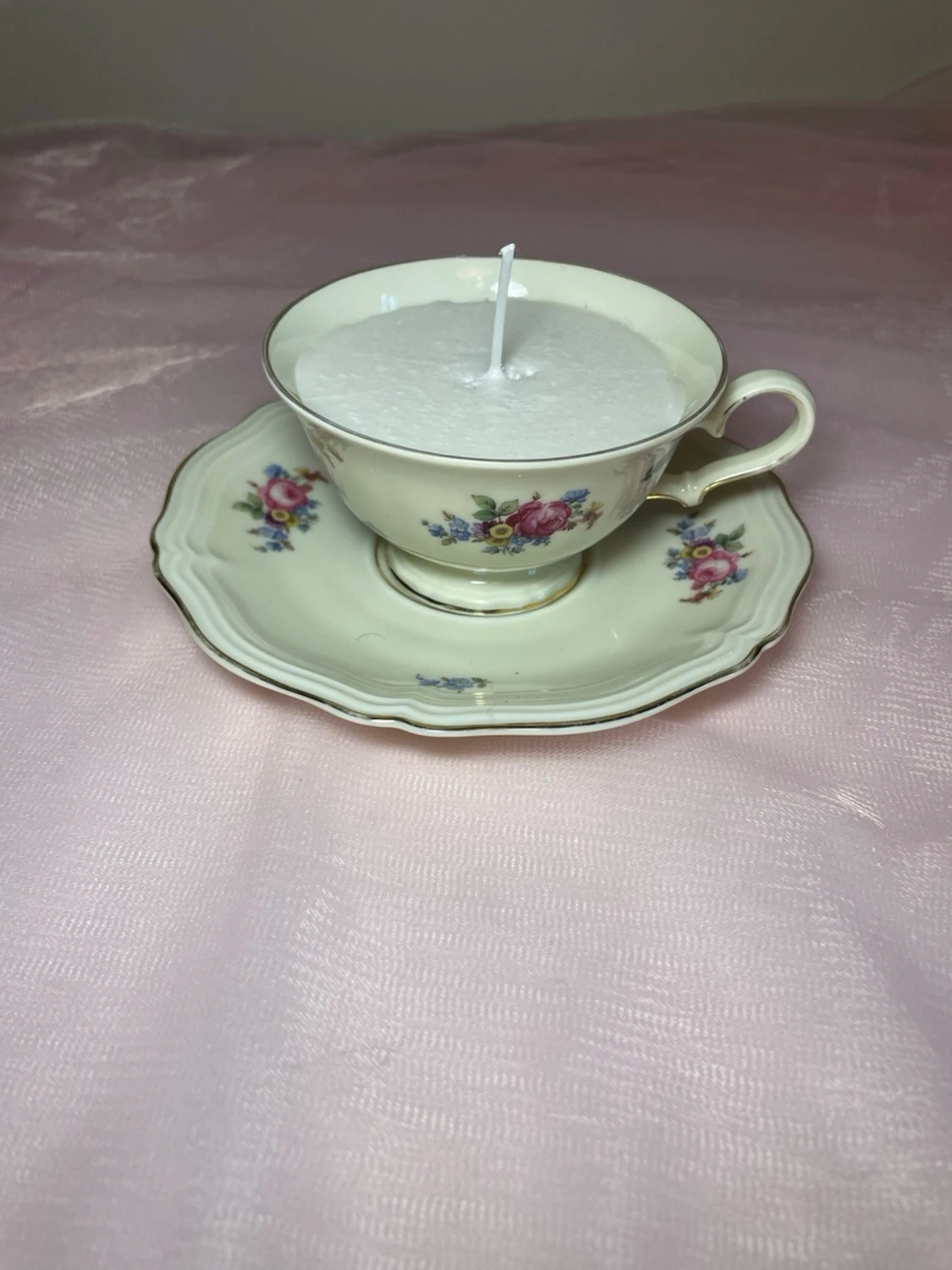 Doftljus i en tekopp med en vit kräm färgad flerfägsblommig design, nr 1 - 2