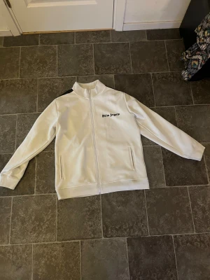 Palm angels zip up - Hej! Säljer nu min Palm angels zip up då jag inte tycker om den, det finns tecken utav små slitage och små fläckar som säkert går att få bort i tvätt utöver det är den i väldigt bra skick, priset är diskuterbart vid en snabb affär och tveka inte på att höra av dig för fler bilder eller annat