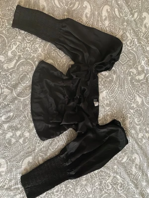 Svart crop top  - Crop top perfekt till fester. Använt denna plagg endast en gång, säljer den pga att den är för stor på mig.