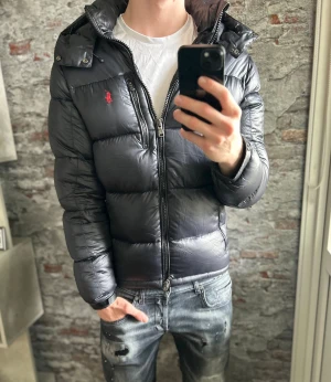 Ralph lauren glossy jacka - Säljer denna snygga Gorham glossy Ralph lauren jackan!⭐️Storlek L modellen är 195, passar mellan från 184 upp till 2 meter!🙌Skick : 9,5/10!👍Hör gärna av er om ni har funderingar!🤝